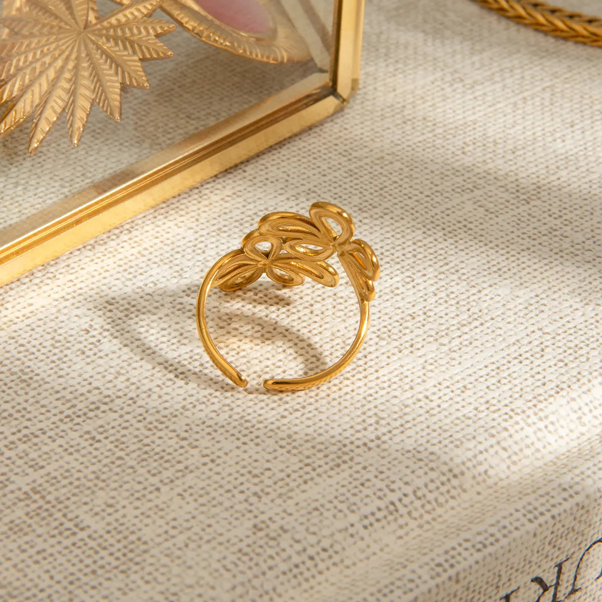 Bague Floraison libre en acier doré : deux fleurs ajourées, vue 3