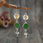 Boucles Fleurs indociles : deux motifs floraux différents, détails verts et strass transparents
