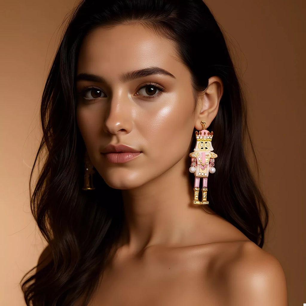 Boucles Casse-Noisette : paire pendante de Noël, détails dorés, strass et perles synthétiques