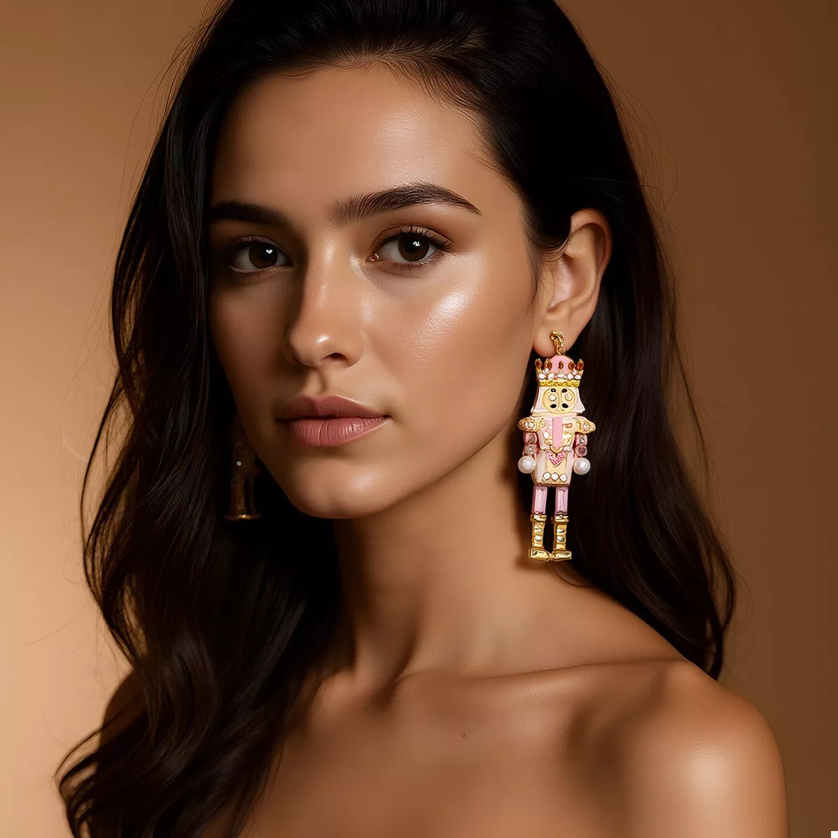 Boucles Casse-Noisette : paire pendante de Noël, détails dorés, strass et perles synthétiques