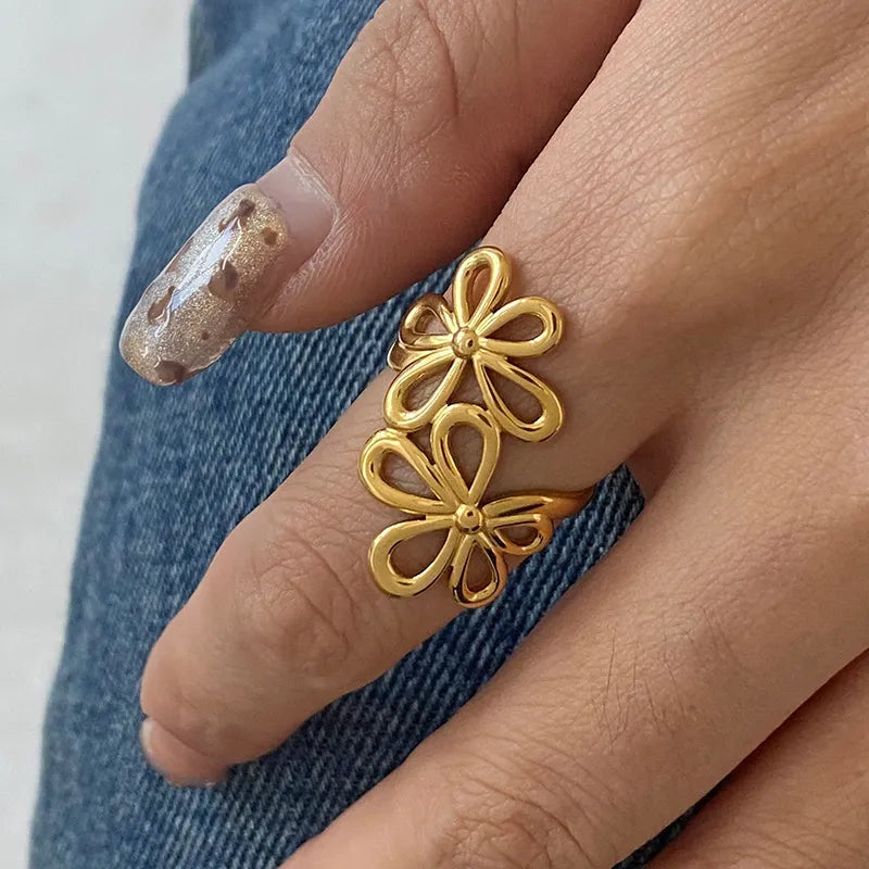 Bague Floraison libre en acier doré : deux fleurs ajourées, vue 1