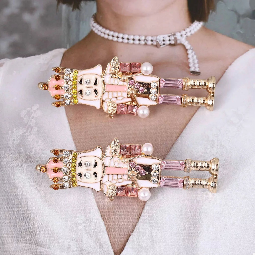 Boucles Casse-Noisette : paire pendante de Noël, détails dorés, strass et perles synthétiques
