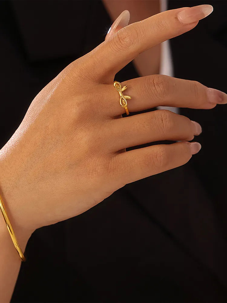 Bague Petit lien portée à la main, détail du nœud