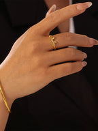 Bague Petit lien portée à la main, détail du nœud
