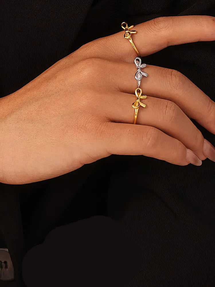 Bague Petit lien : présentation de la finition dorée