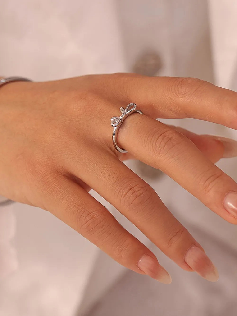 Bague Petit lien portée, finition argentée