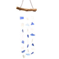 Carillon en verre bleu et blanc et bois flotté