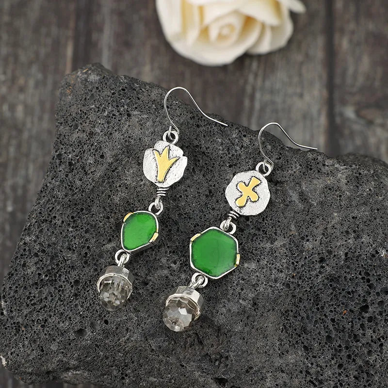 Boucles Fleurs indociles : deux motifs floraux différents, détails verts et strass transparents