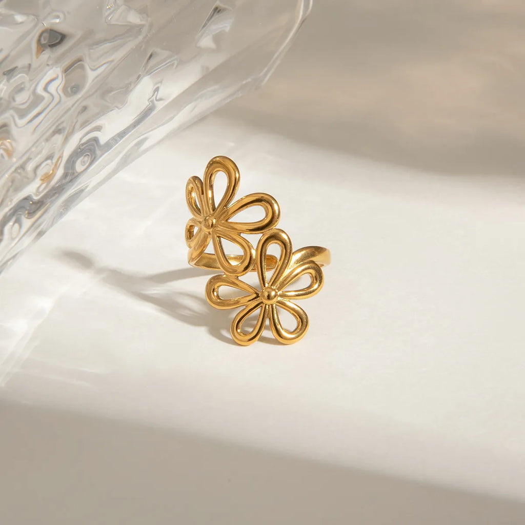 Bague Floraison libre en acier doré : deux fleurs ajourées, vue 2
