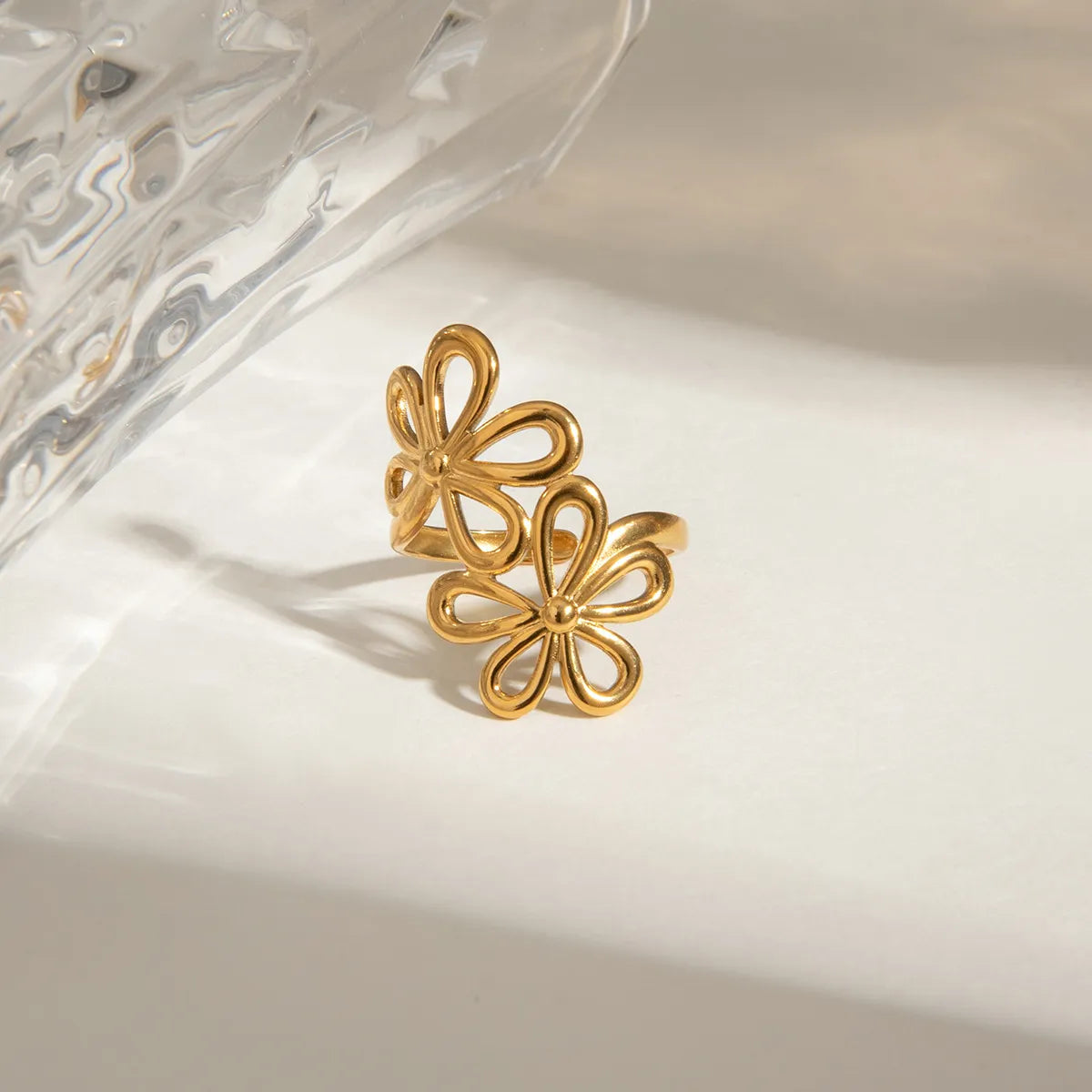 Bague Floraison libre en acier doré : deux fleurs ajourées, vue 2