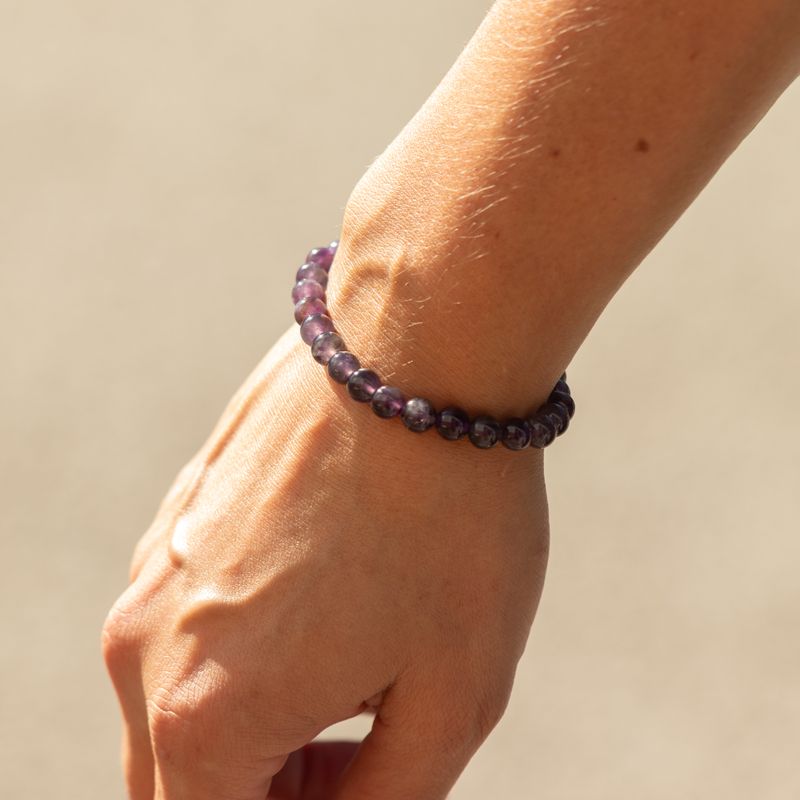 Bracelet en améthyste porté au poignet