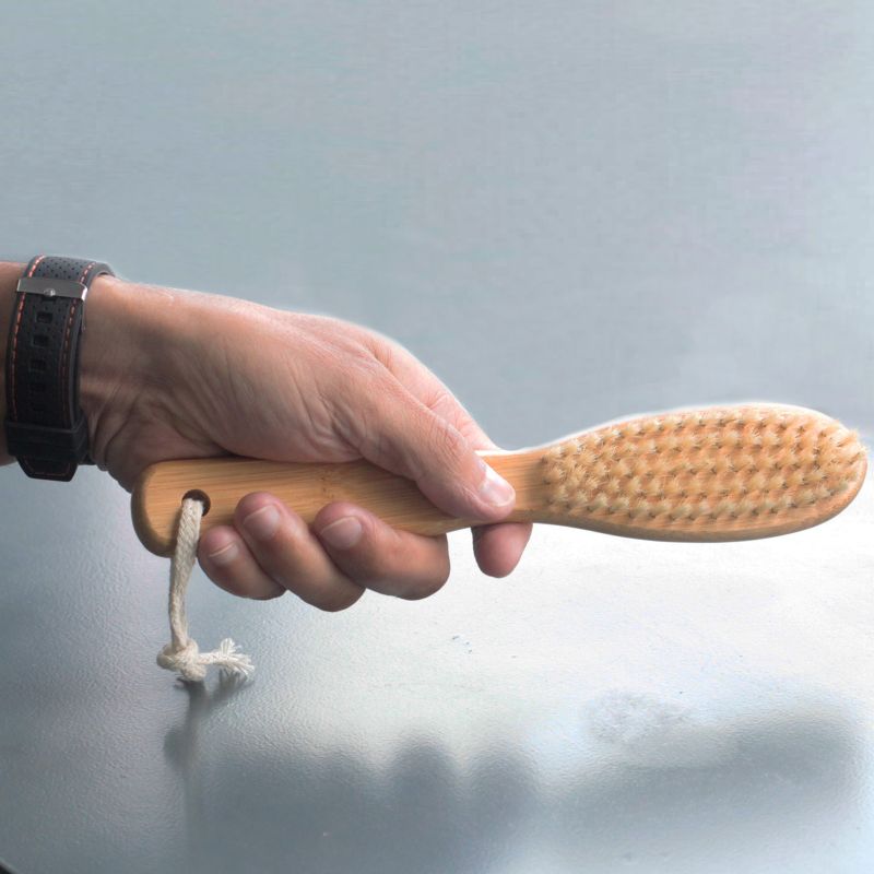 Brosse à barbe tenue en main