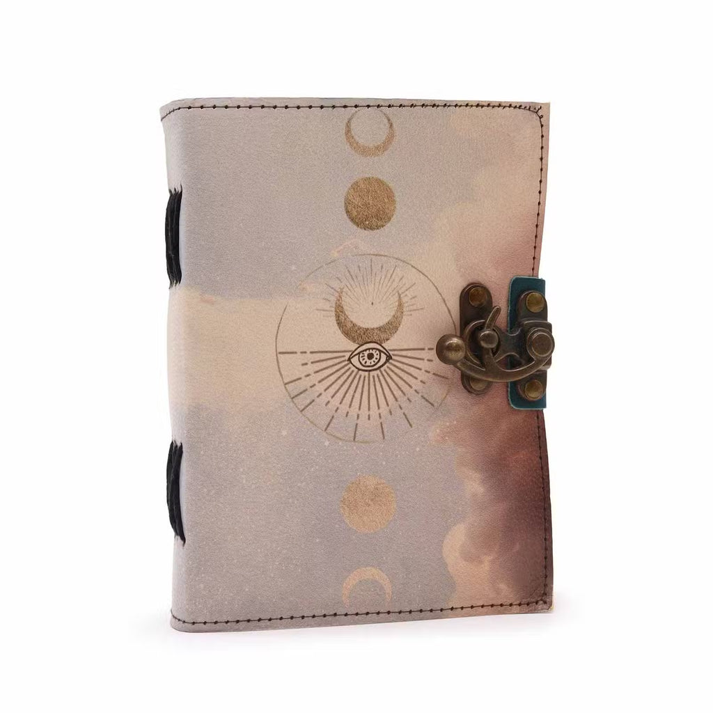Carnet en cuir à motif de phases lunaires et fermoir métallique