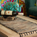 Chemin de table en fibres naturelles et noir, avec franges ; accessoires non inclus