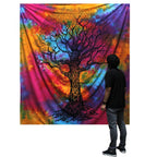 Grande tenture Arbre des possibles présentée pour montrer ses dimensions