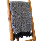 Plaid Rythme doux en coton tissé bleu marine, zigzags et franges