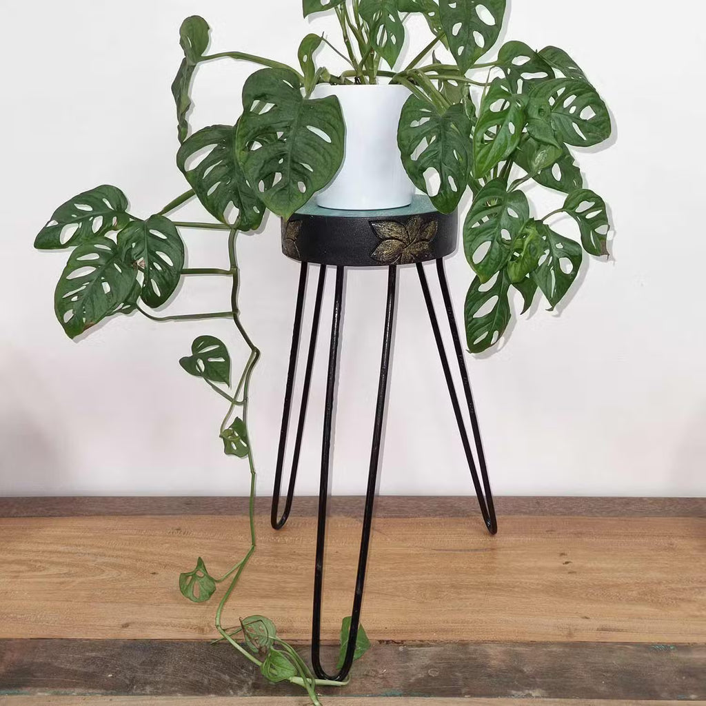 Détail du support pour plantes Échappée végétale, patine turquoise et décor doré