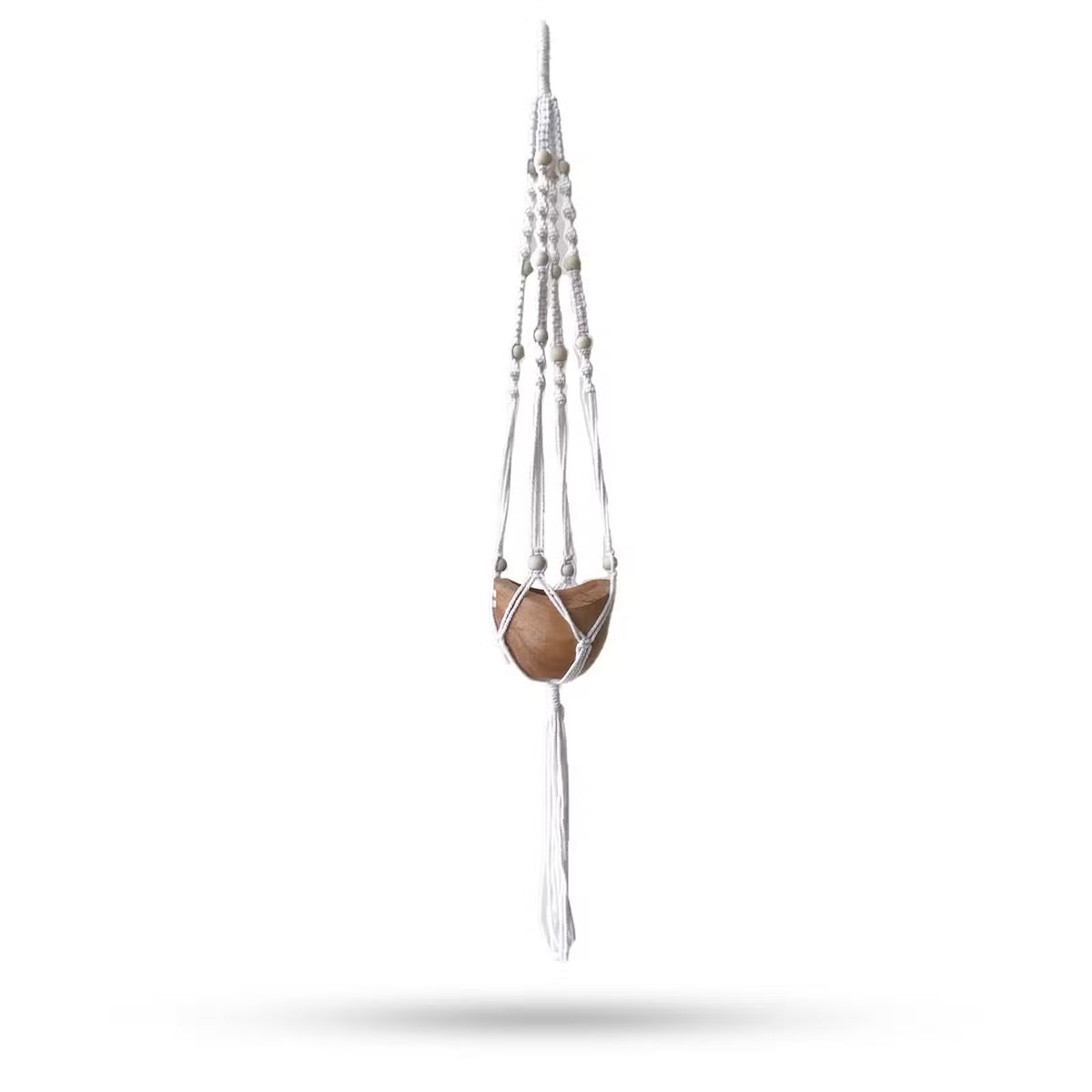 Suspension en macramé et perles de bois, illustrée avec un pot non inclus